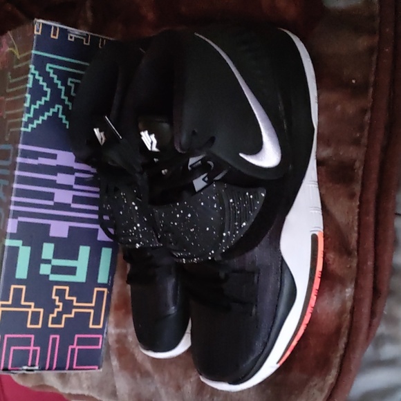 Kyrie 6 black and white very nice condition - Picture 7 of 8